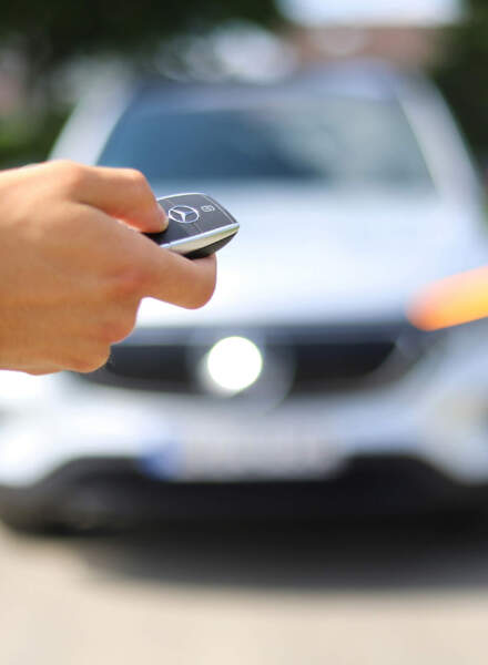 Eine Hand die einen Autoschlüssel hat